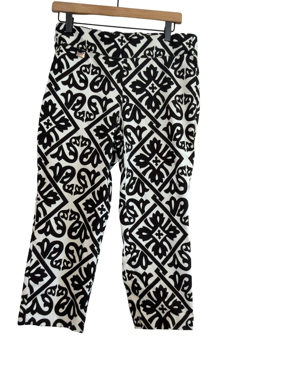 Philosophy Black and White Geometric Print Capris